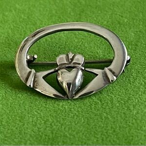 Claddagh Silver Antique Brooch. 925 Irish Silver & hallmarks. KILLARNEY Ireland
